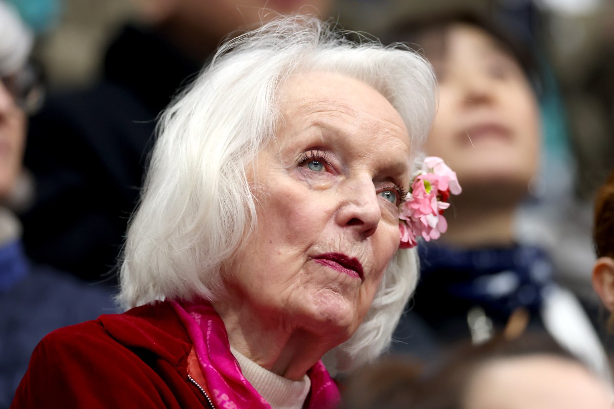 A campeã olímpica dos EUA, Alysa Liu, de 90 anos, assiste à medalha de ouro 70 anos depois