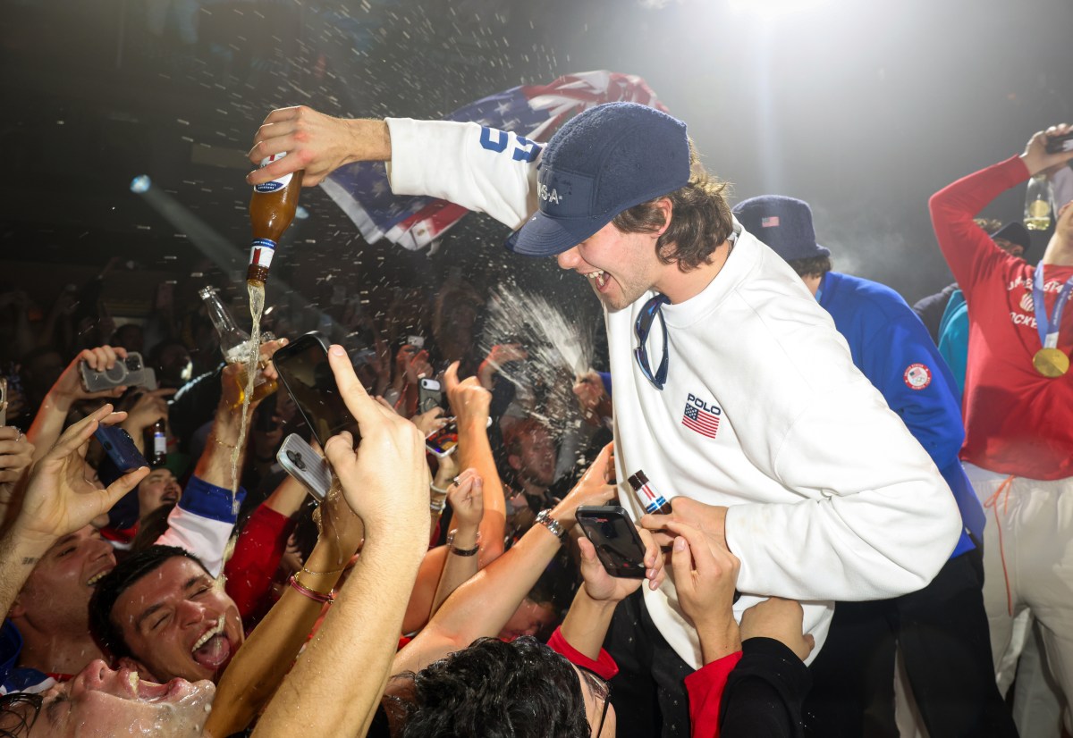 Jack Hughes pratica para Miss New Jersey Devils. Depois de comemorar as Olimpíadas