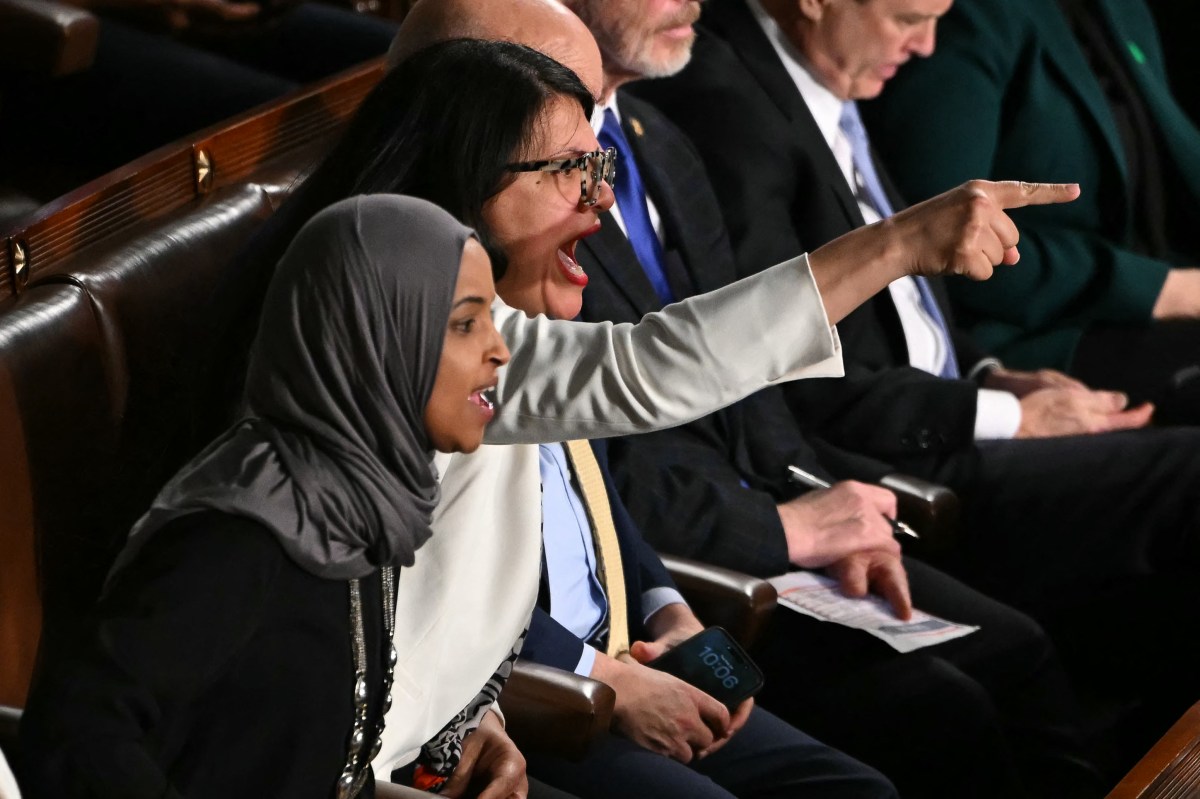 Vídeo mostra Ilhan Omar gritando com Donald Trump durante reunião da SOTU