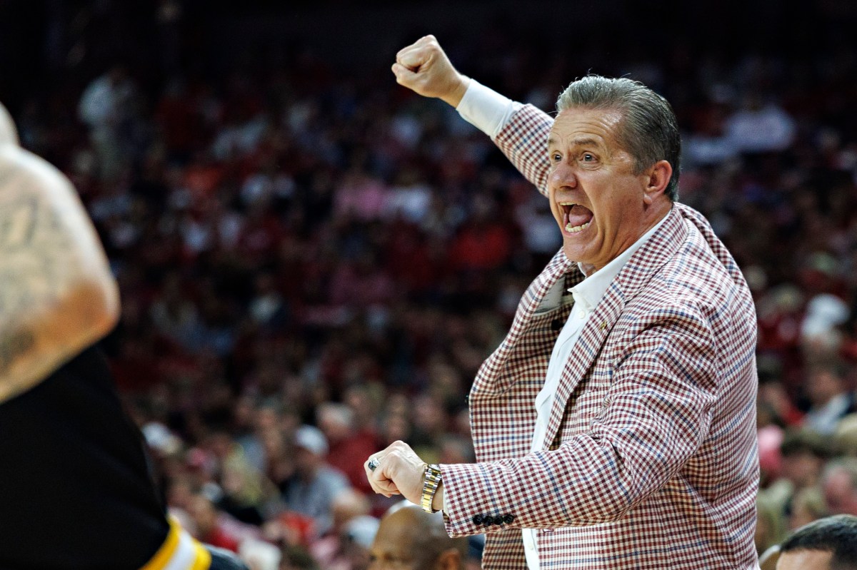 A discussão acalorada de John Calipari com Todd Golden se tornou viral.