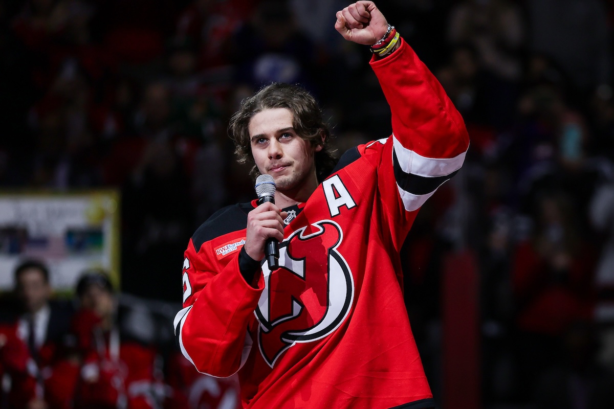 Jack Hughes fala sobre a conquista do ouro pela equipe olímpica dos EUA no jogo da NHL.