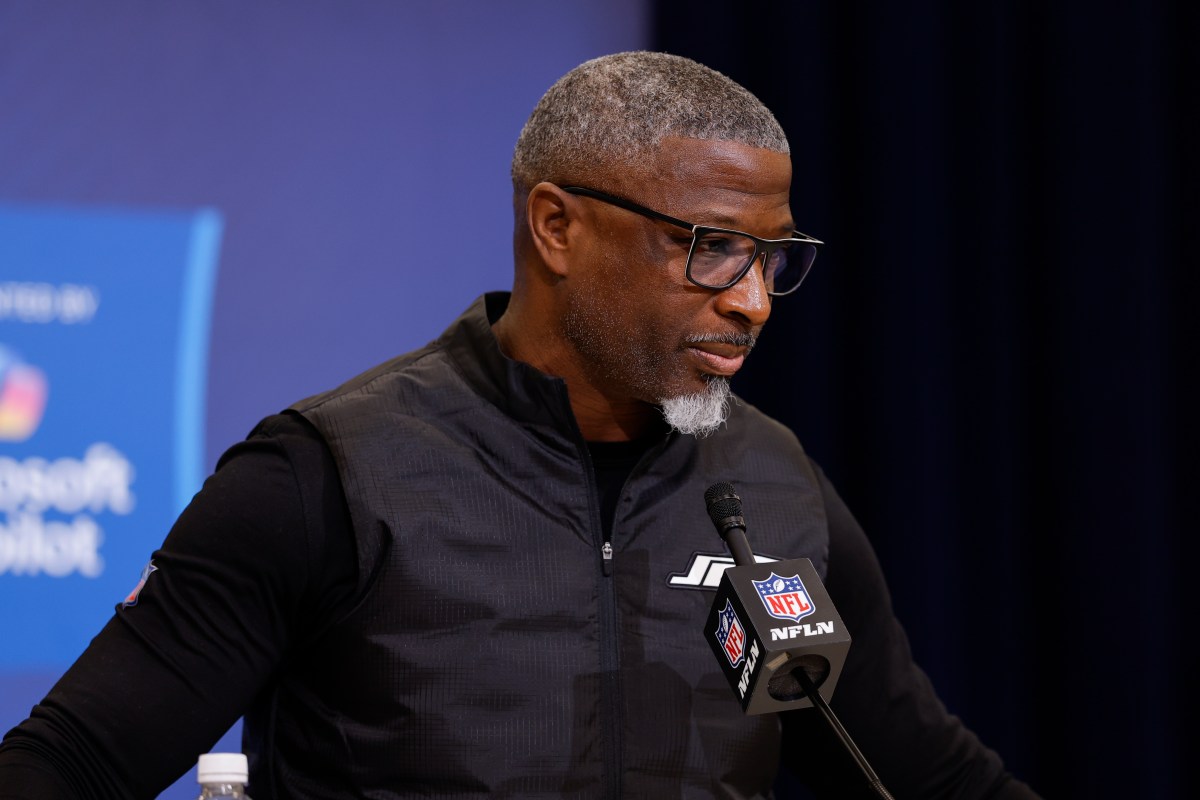 O técnico do New York Jets se torna viral por adormecer no NFL Combine