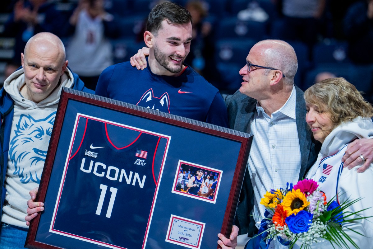 O anúncio do Major Alex Karaban ocorreu durante o último jogo em casa do UConn.