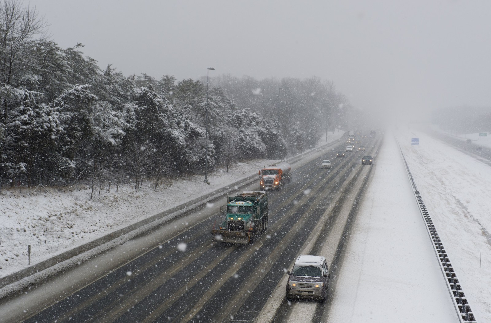 Traffic moving on I-66 West during a snow storm on March 5, 2015 in Manassas, Virginia. A major winter storm slammed parts of the United States, as thousands of flights were canceled and government offices shut down in anticipation of more than half a foot of snow in Washington, DC.   AFP PHOTO/ KAREN BLEIER        (Photo credit should read KAREN BLEIER/AFP via Getty Images)
