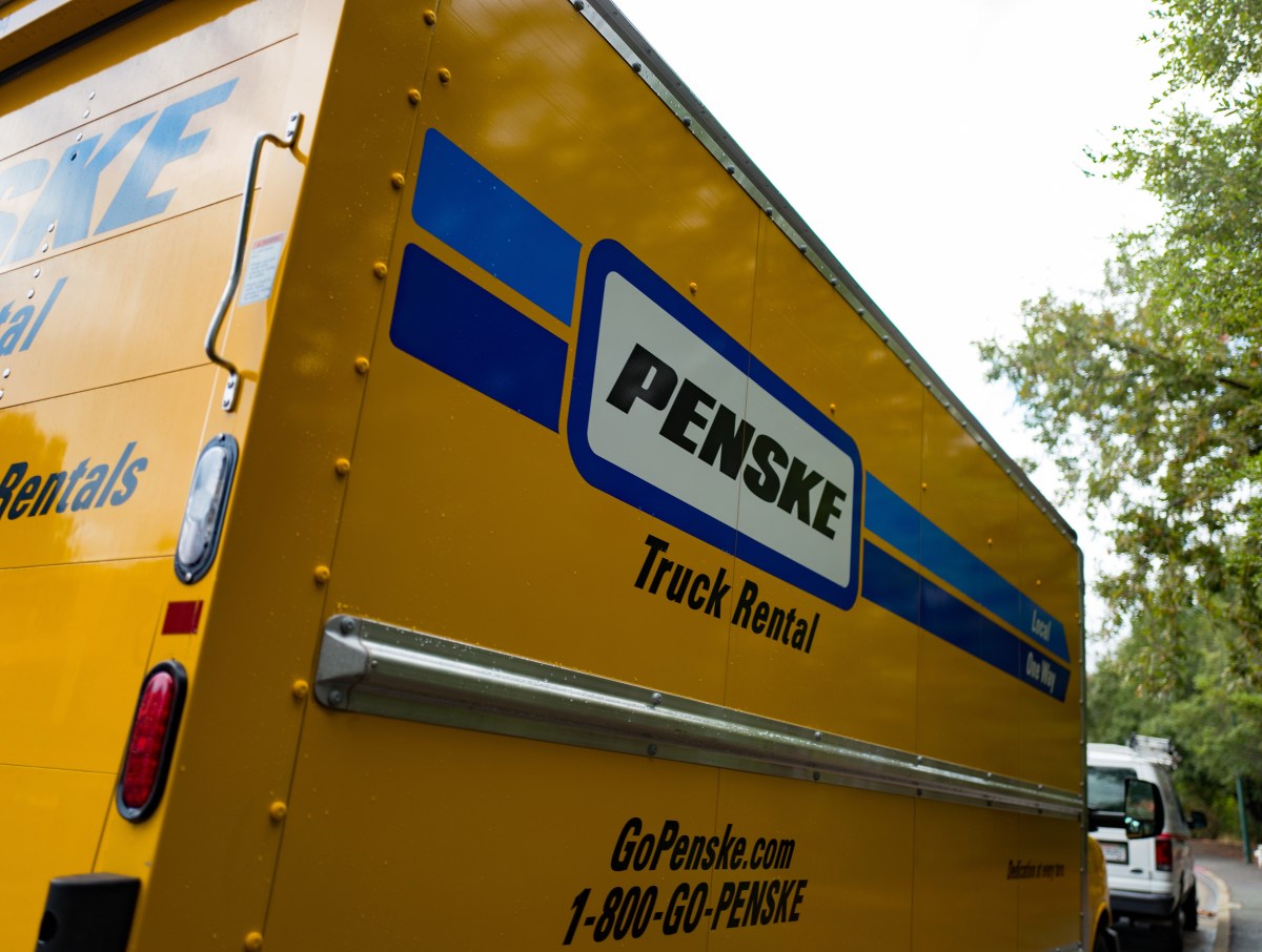 Mulher volta para casa do trabalho sem estar pronta. Situação ‘perigosa’ aguarda.