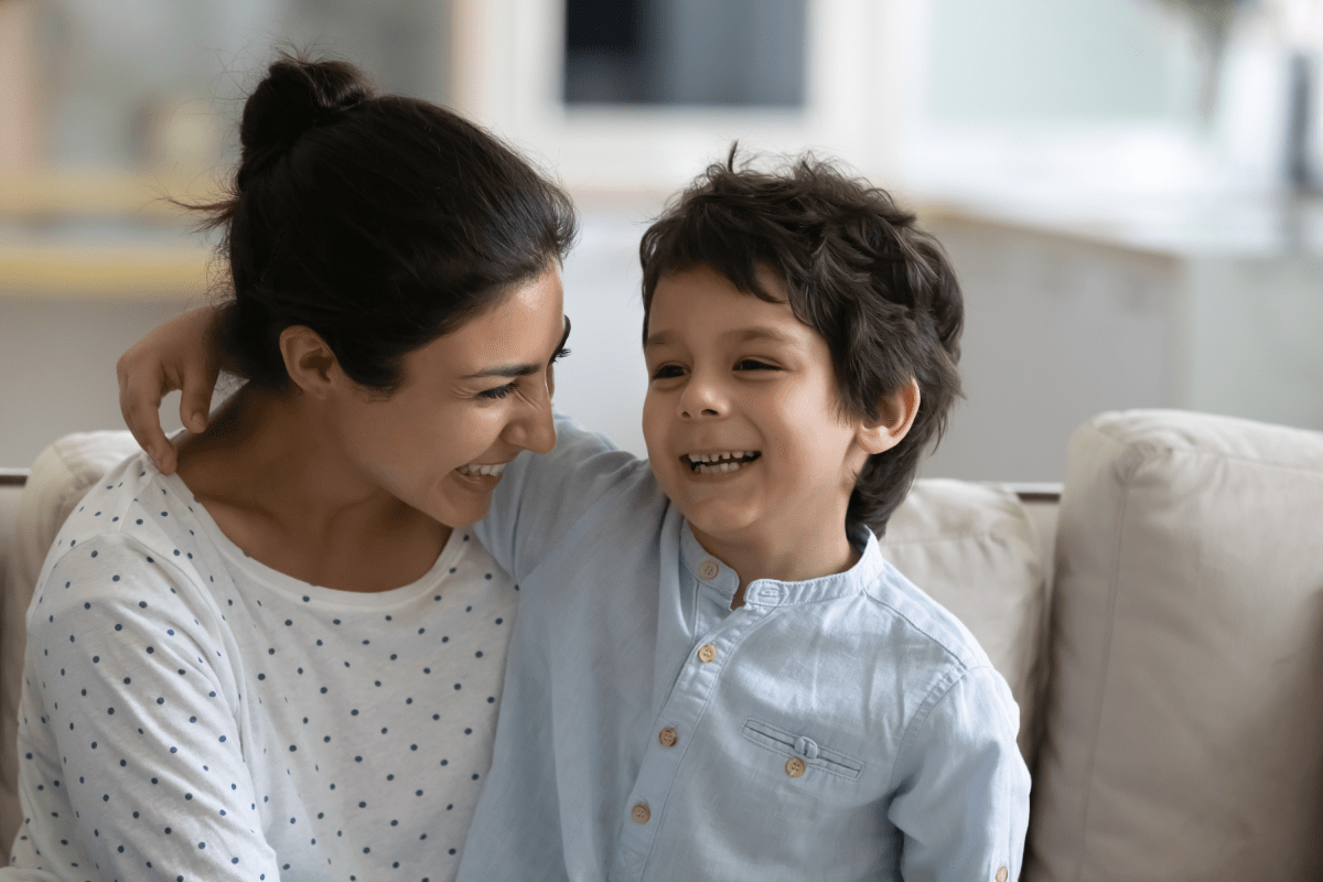 Mãe ouve filho dizer que tem ‘duas mães’ A resposta de seu colega a surpreendeu