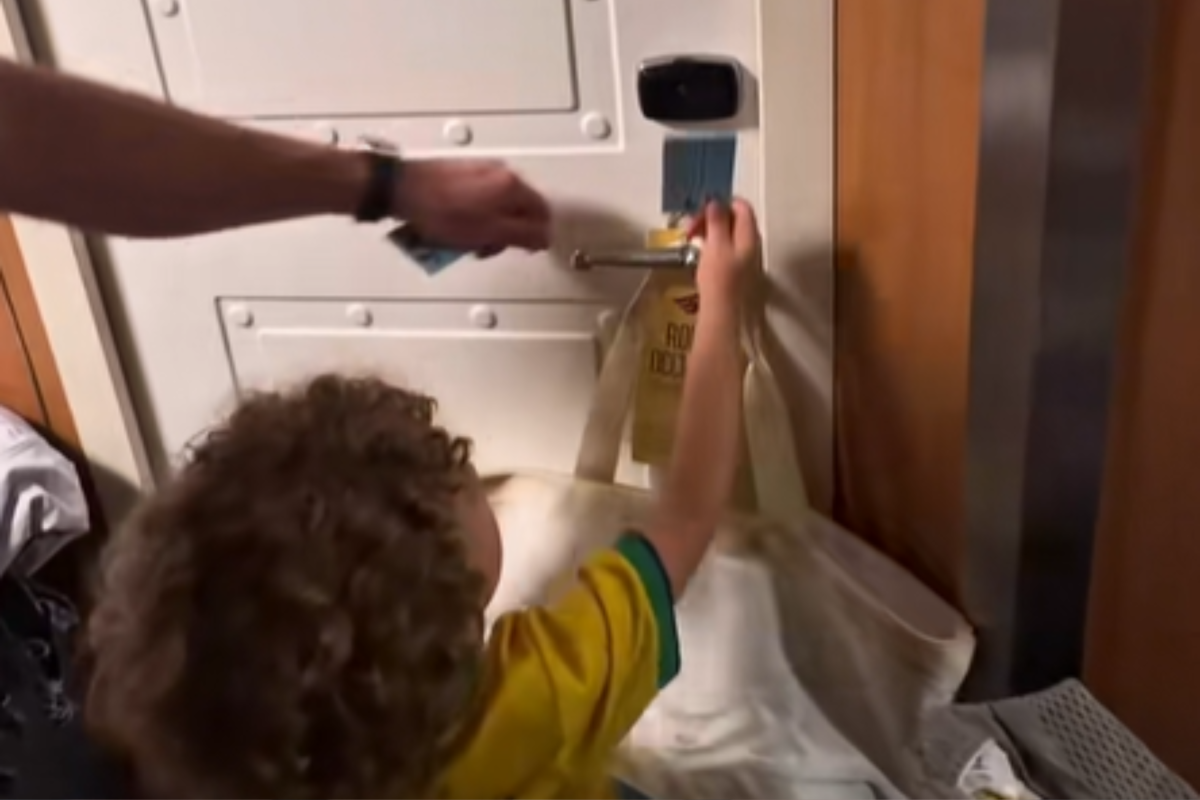 Os pais entusiasmados em mostrar aos filhos uma sala de cruzeiro da Disney não saíram como planejado.