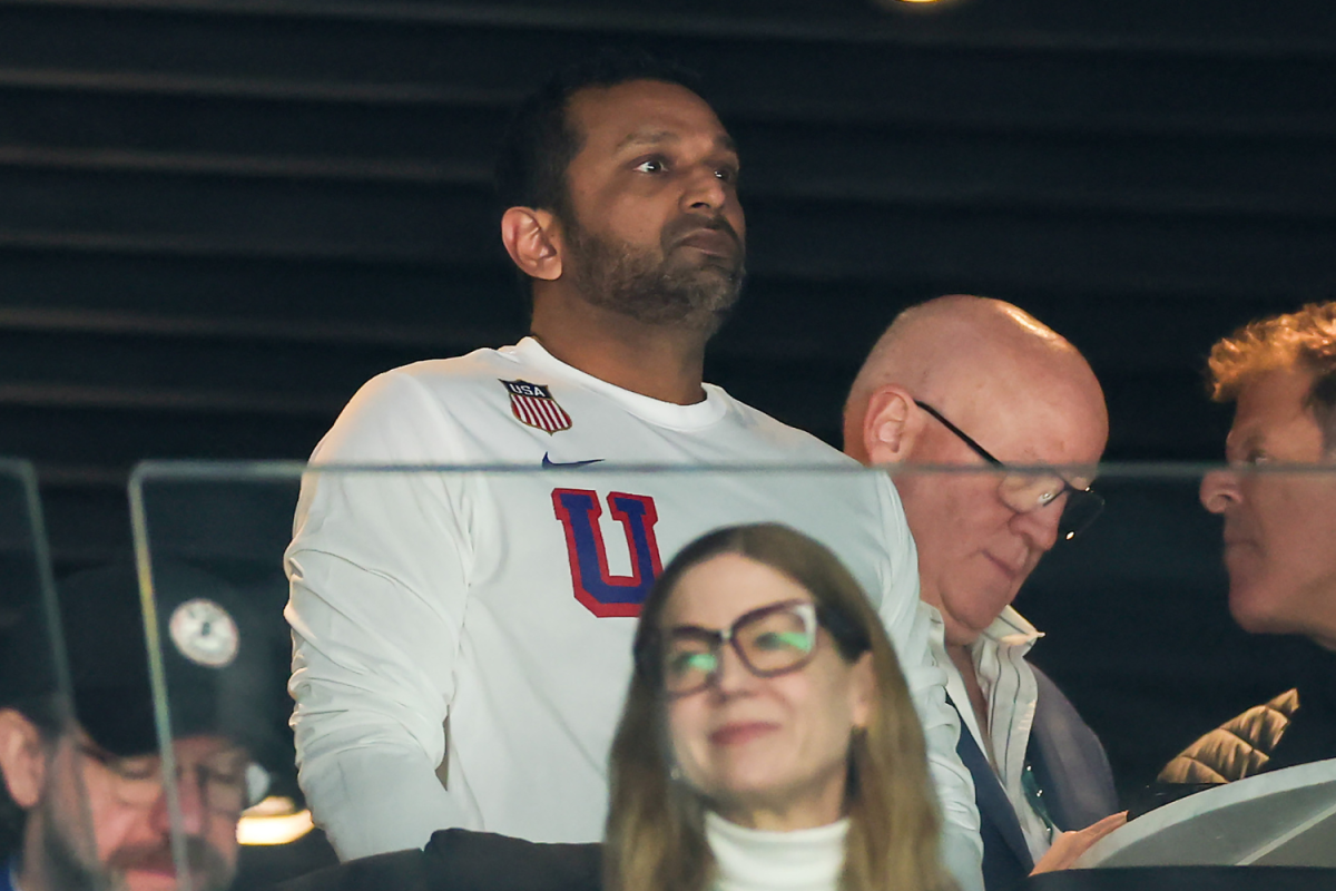 O diretor do FBI, Kash Patel, responde à reação depois de festejar com a equipe dos EUA