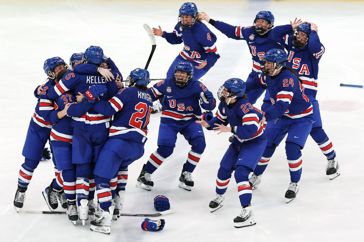 Shock As Women’s US Hockey Players Seen Flying Commercial After Olympic Win