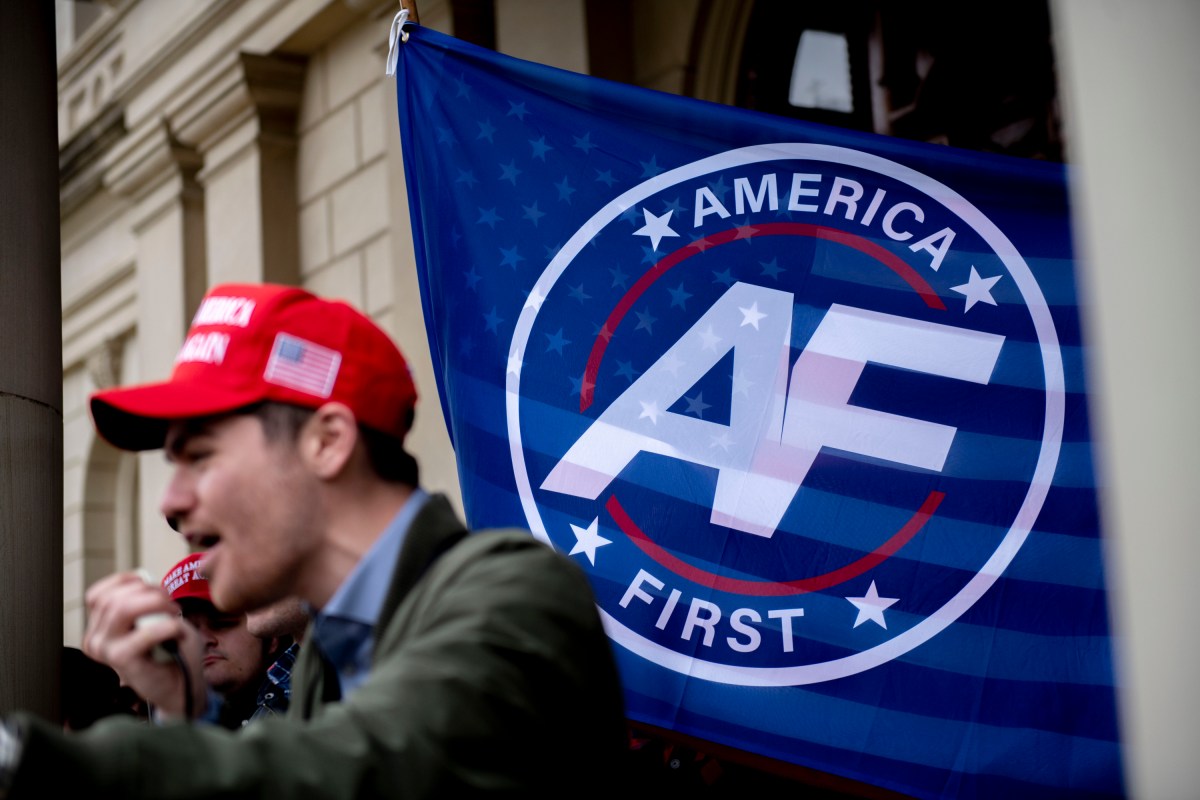 O influenciador de extrema direita da Geração Z diz aos fãs para pularem as provas ou votarem nos democratas