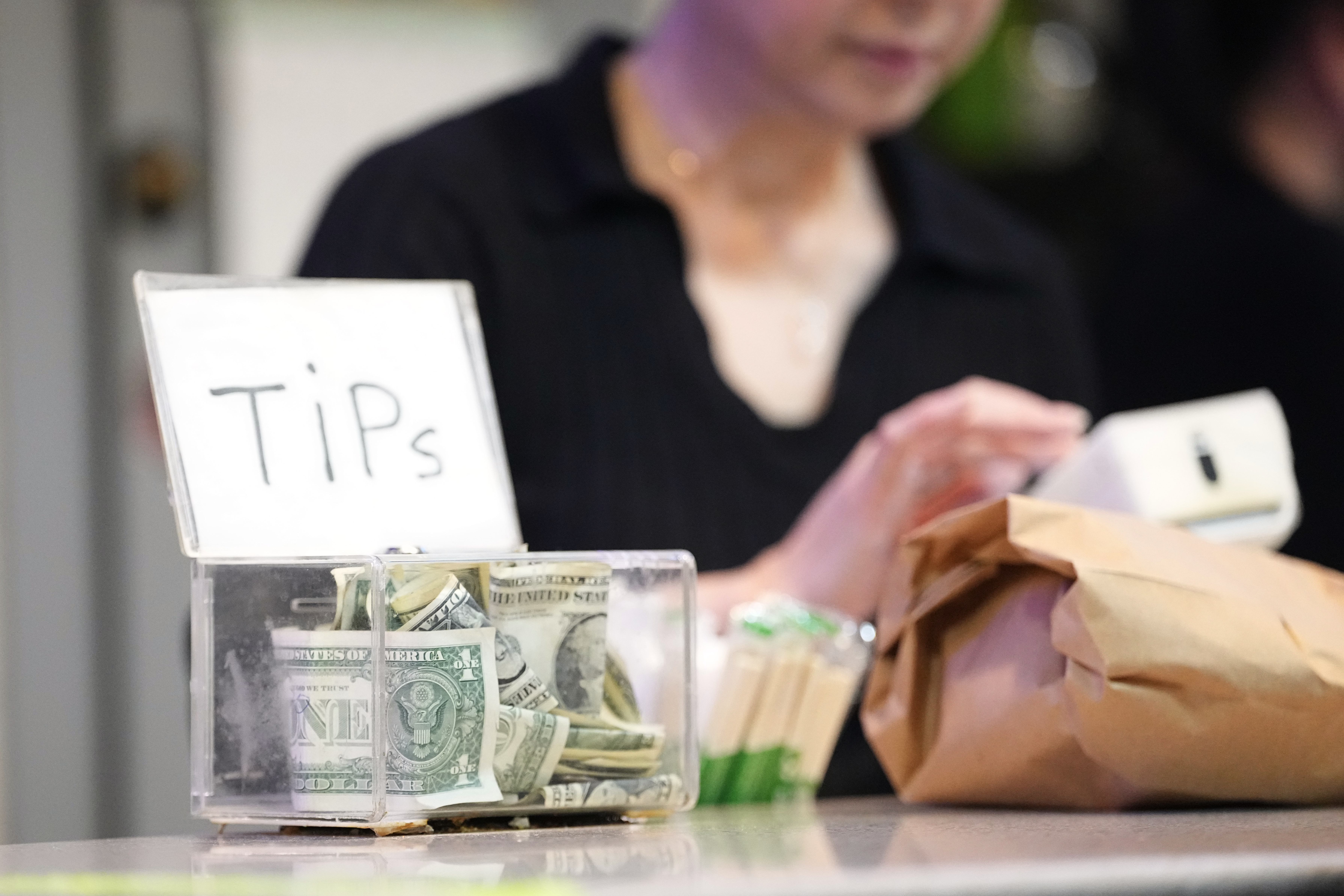 US Issues Advice to Millions on How To Claim ‘No Tax on Tips’ Deductions