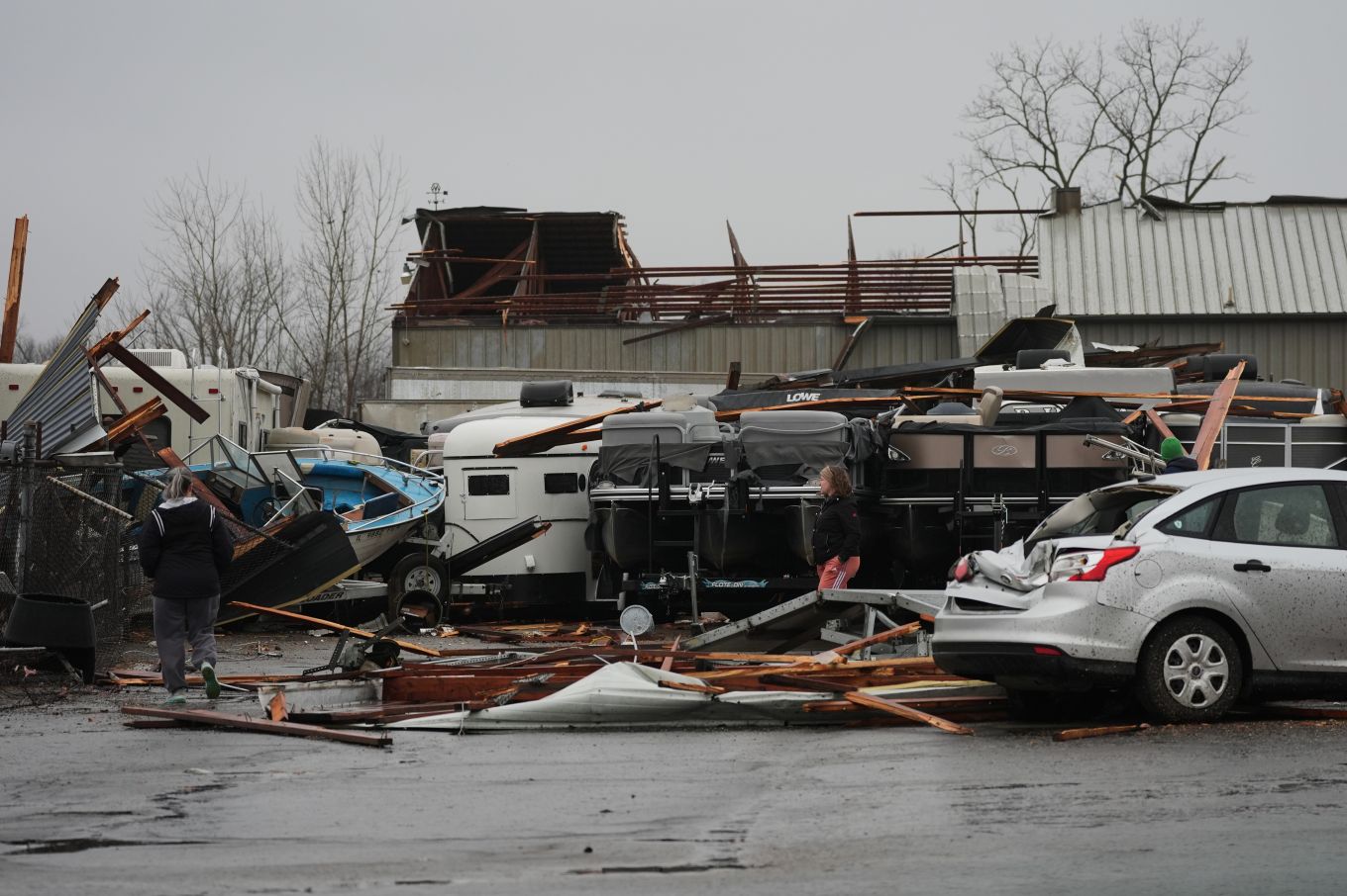 Deadly tornadoes: Photos show devastation after storms in Illinois ...