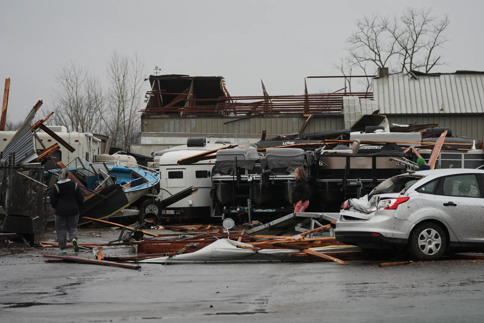 Deadly tornadoes: Photos show devastation after storms in Illinois ...