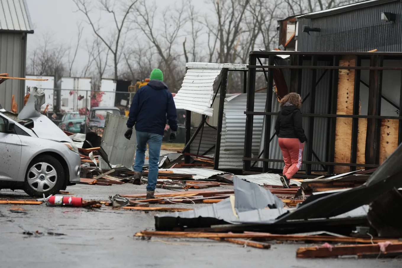 Deadly tornadoes: Photos show devastation after storms in Illinois ...
