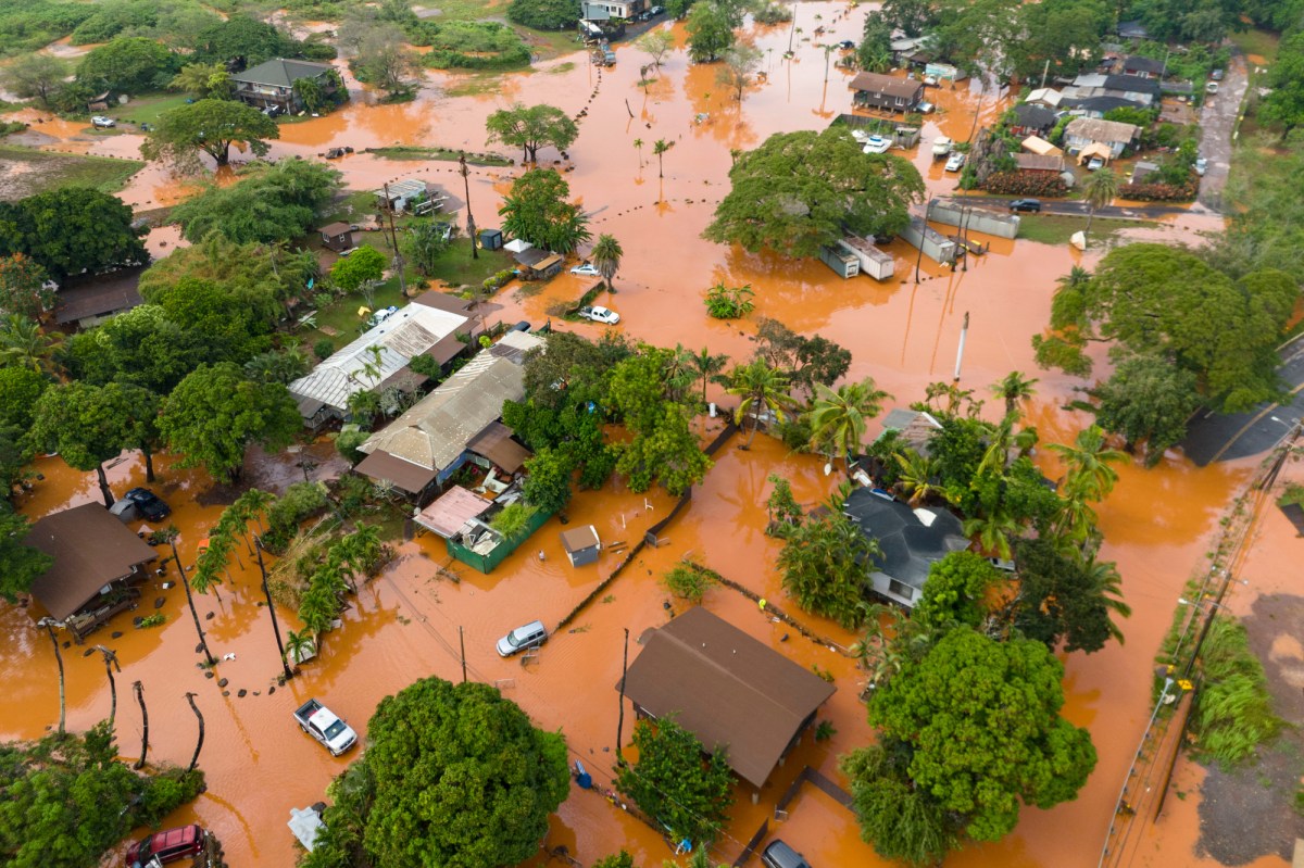 Urgent warning issued after devastating Hawaii flooding: "Leave now"