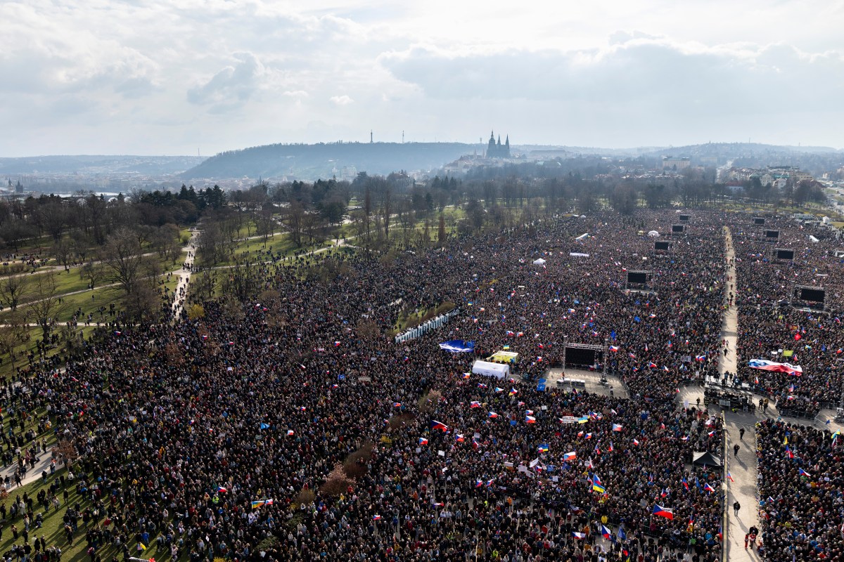 Fotos mostram dezenas de milhares de manifestantes em Praga: o que saber