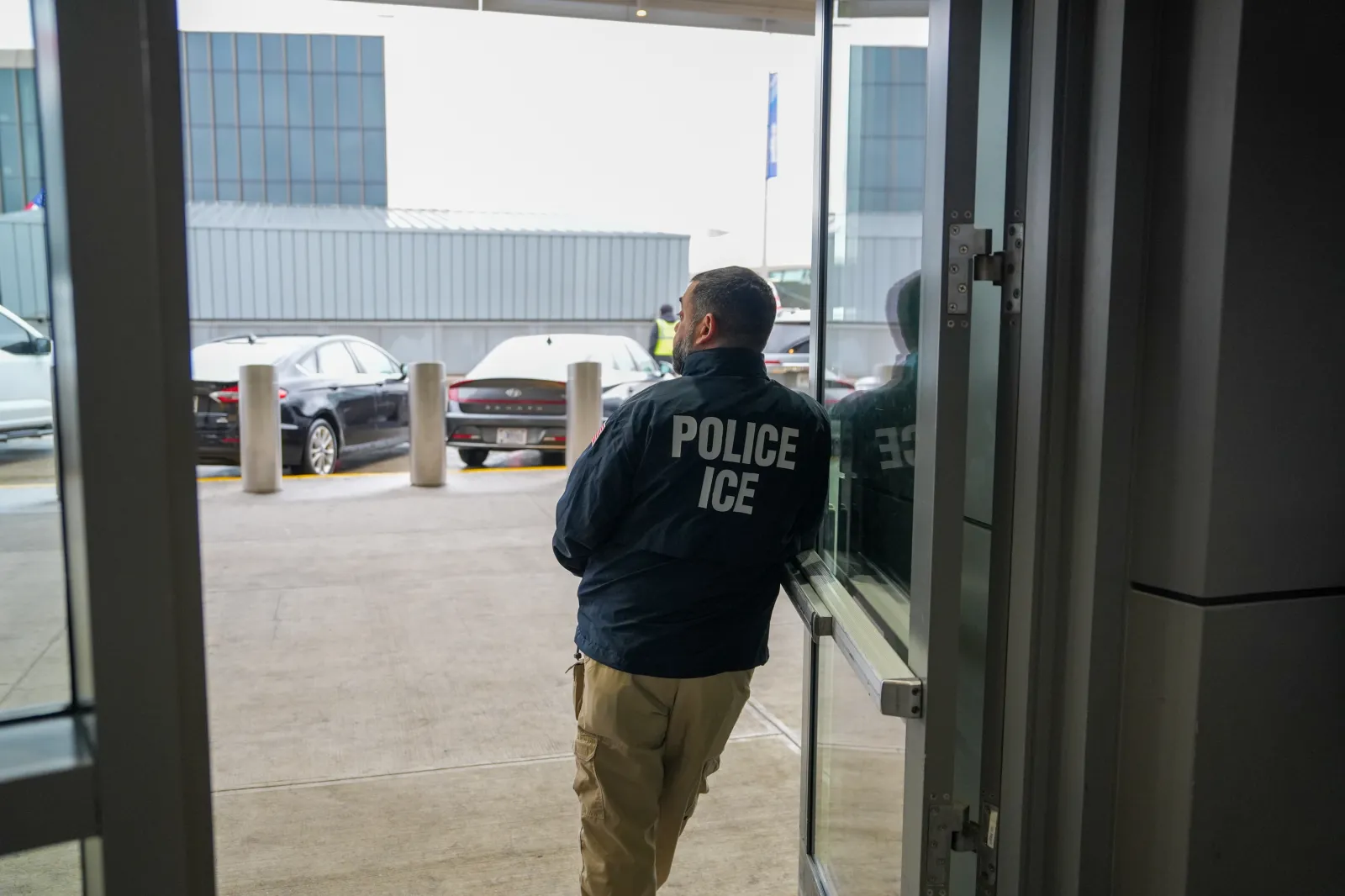 Image for article: ICE Official Says Agents Will ‘Hate’ Helping TSA at Airports
