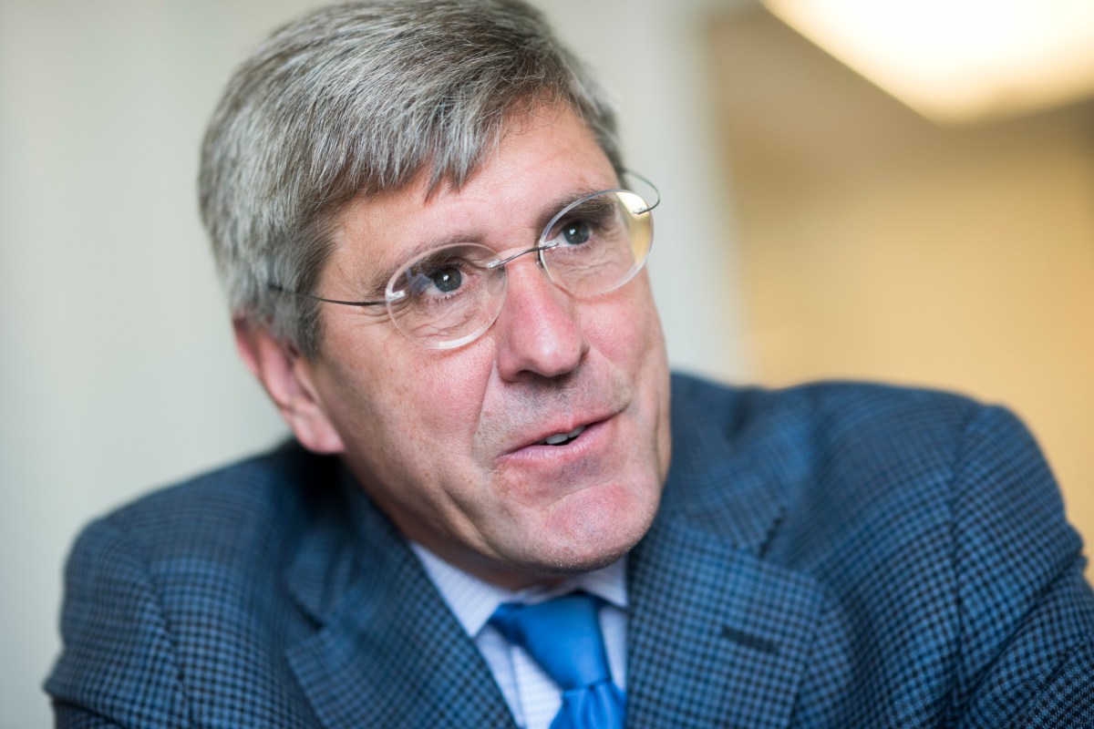 Reembolso de impostos de US$ 2.000: ex-conselheiro de Trump flutua milhões em indenizações