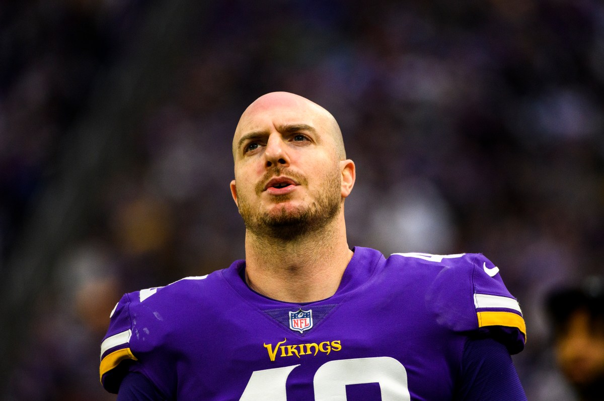 Vikings signing elicits strong fan reaction