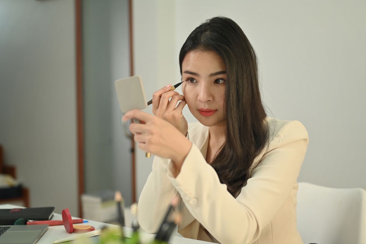 Is your office making you "ugly"? The "office air" effect explained