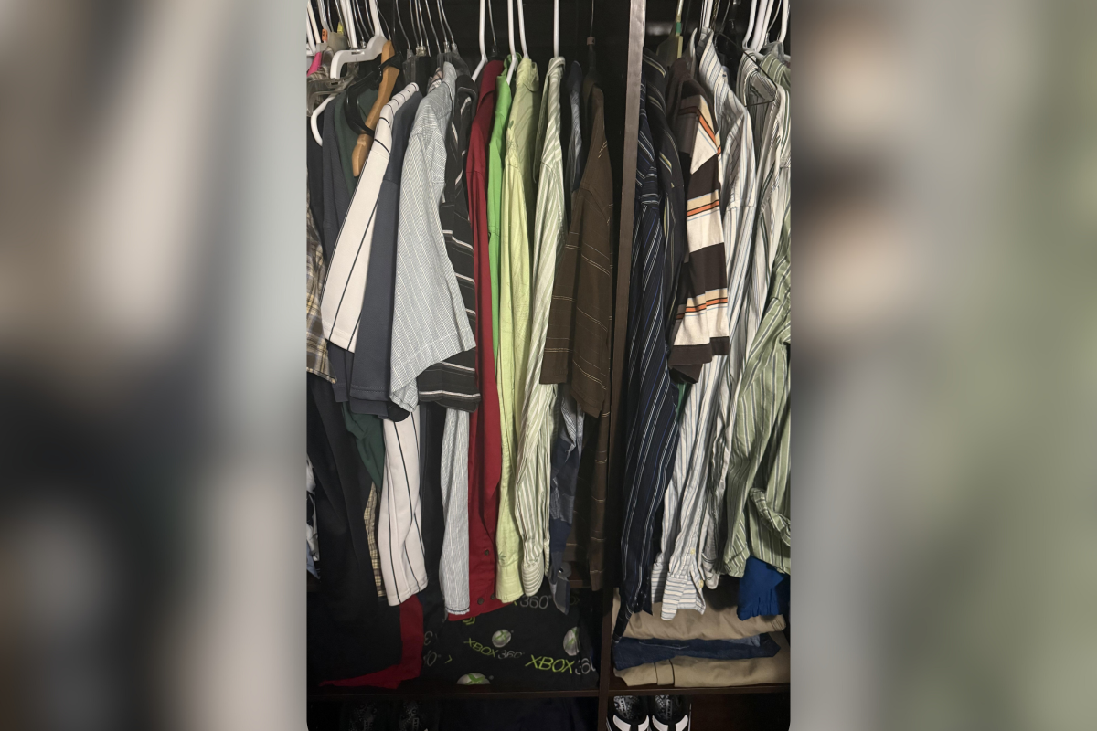 Os homens usam as mesmas roupas desde 2005. A internet respondeu com teorias calorosas.