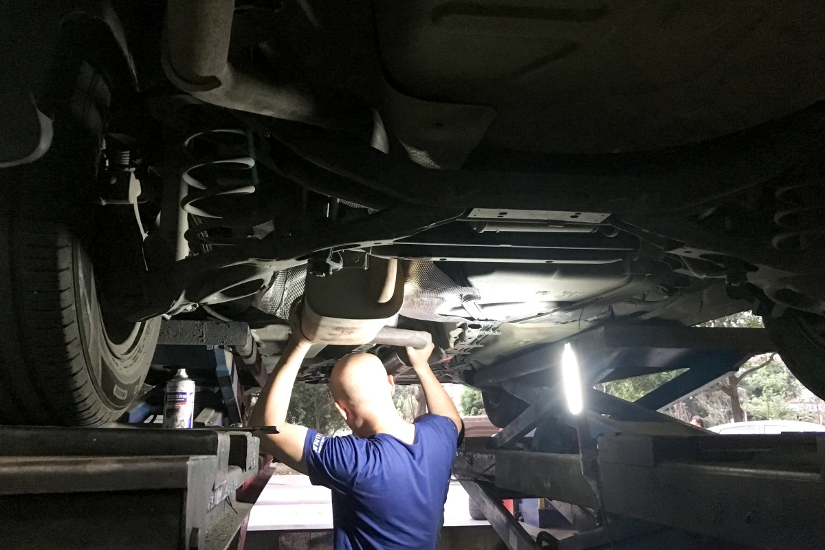 Ladrão de conversor catalítico foge para salvar a vida após ataque de cachorro