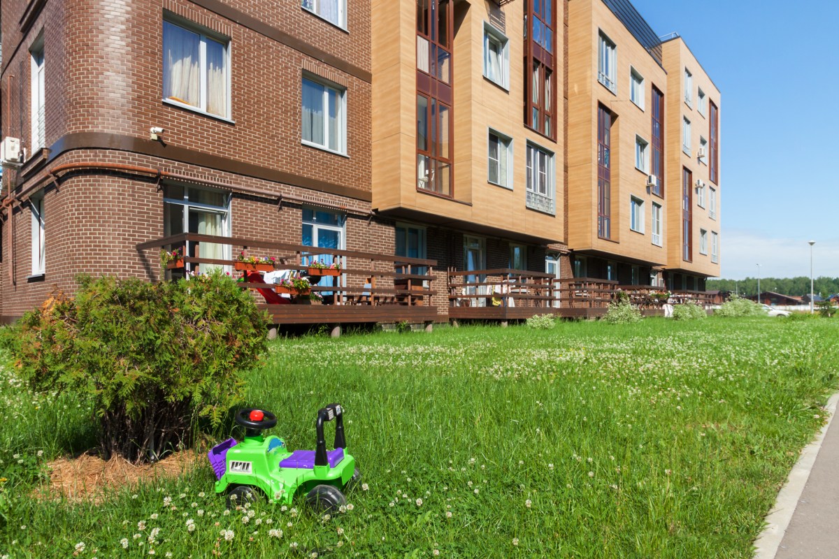 Um homem abre a porta do apartamento, despreparado para o “perigo” que vê.