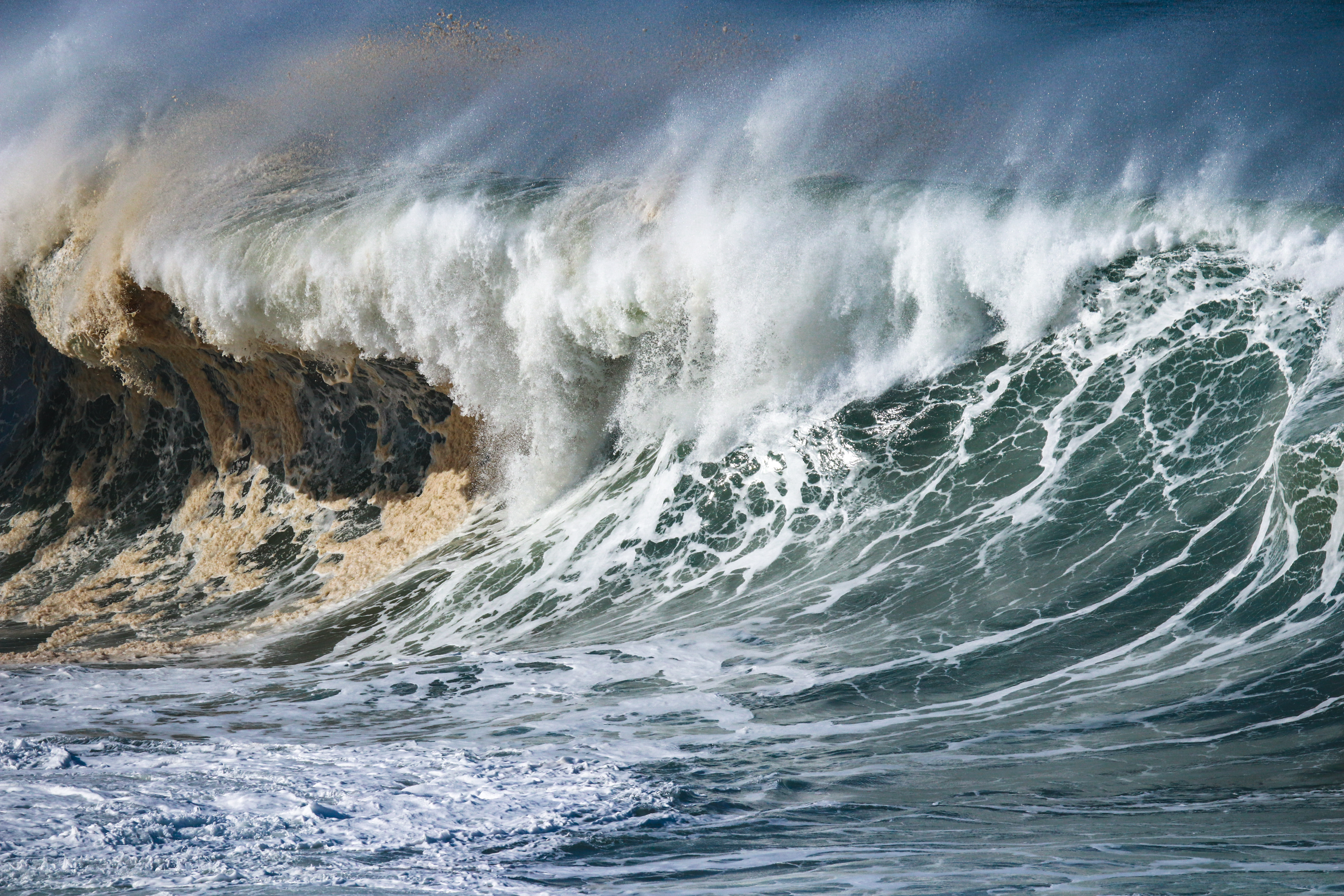 Hundreds of Thousands Warned of 'Dangerous' 15-Foot Waves