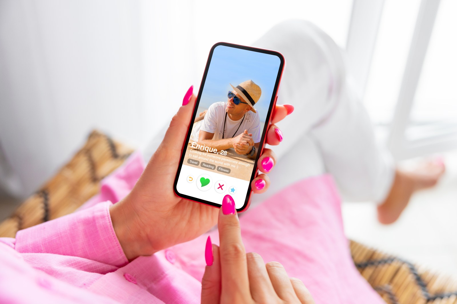 newsweek.com - Melissa Fleur Afshar - Scientists analyzed 1,000 tinder profiles-one photo type is most popular