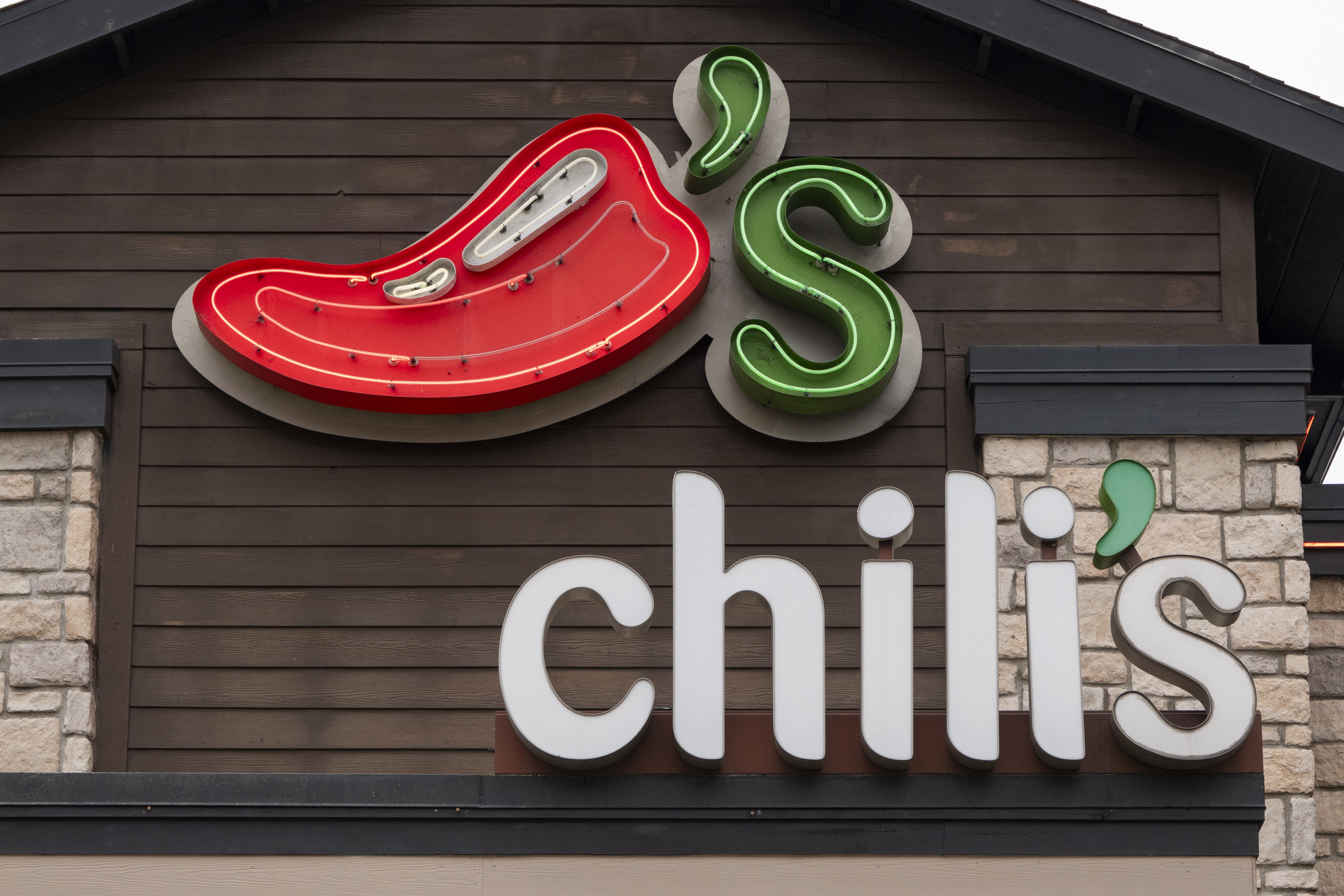 Chili's Weighs in on Restaurant Dress Code Debate