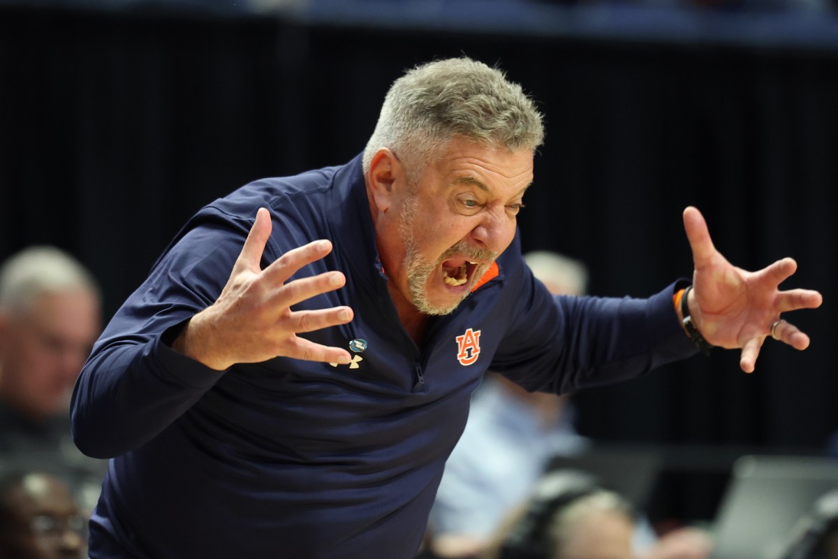 Bruce Pearl sob ataque pelo terrível erro de Caitlin Clark