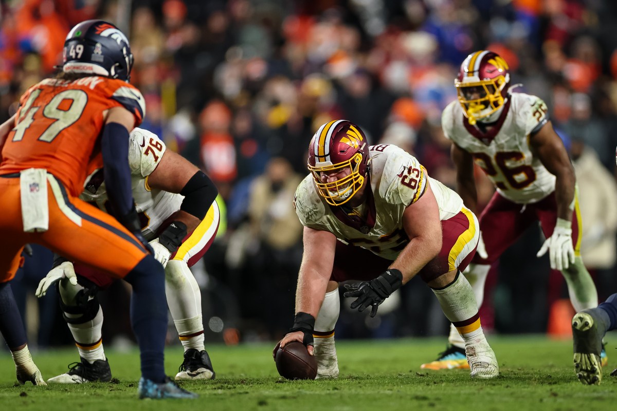 Chargers sign Tyler Biadasz to protect QB Justin Herbert