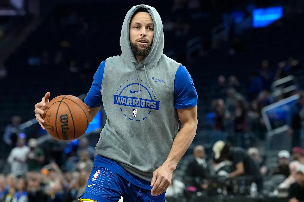 Warriors star Stephen Curry warms up before Detroit Pistons game