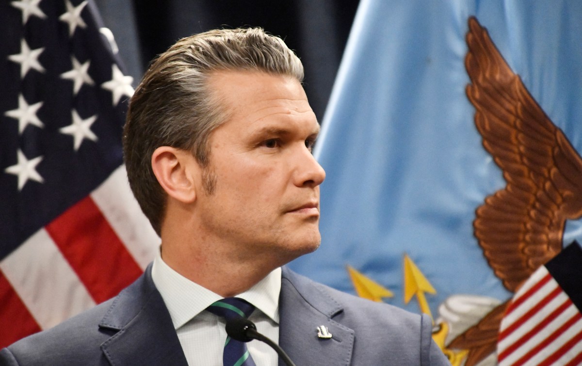 Mark Kelly critica Pete Hegseth por linguagem de guerra: ‘Deveria ter sabido melhor’