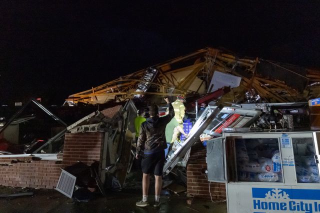 Deadly tornadoes: Photos show devastation after storms in Illinois ...
