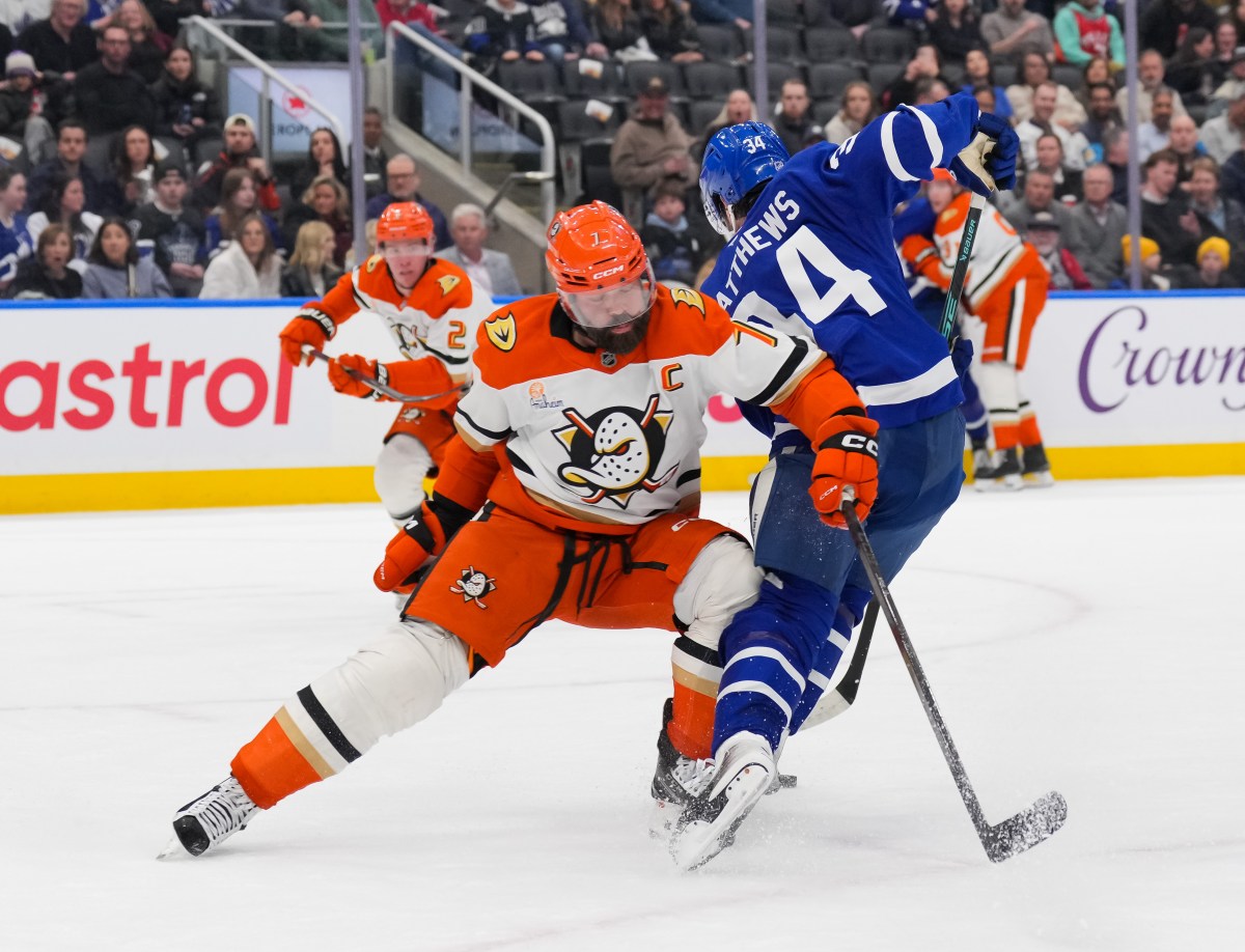 NHL sob pena de Radko Gudas após golpe ‘sujo’ de Auston Matthews