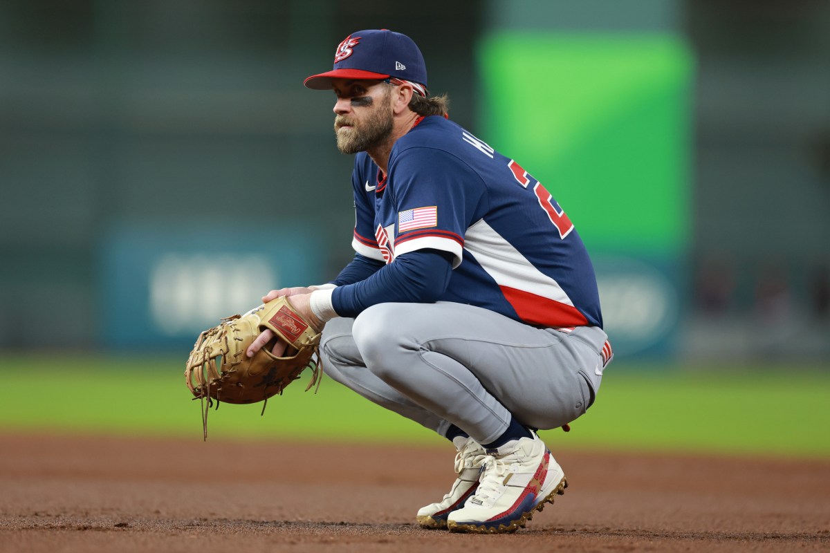 Bryce Harper, da equipe dos EUA, ainda enfrenta fortes críticas, apesar da vitória sobre o Canadá.