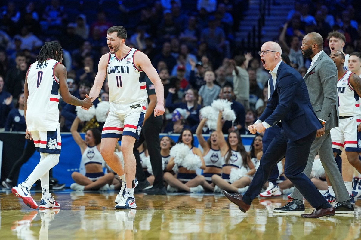 Dan Hurley, da UConn, dá um aviso severo sobre Alex Karaban.