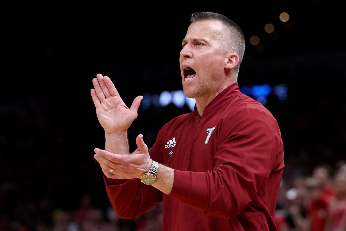 A equipe do Torneio da NCAA perdeu seu treinador principal 24 horas após a eliminação na primeira rodada.