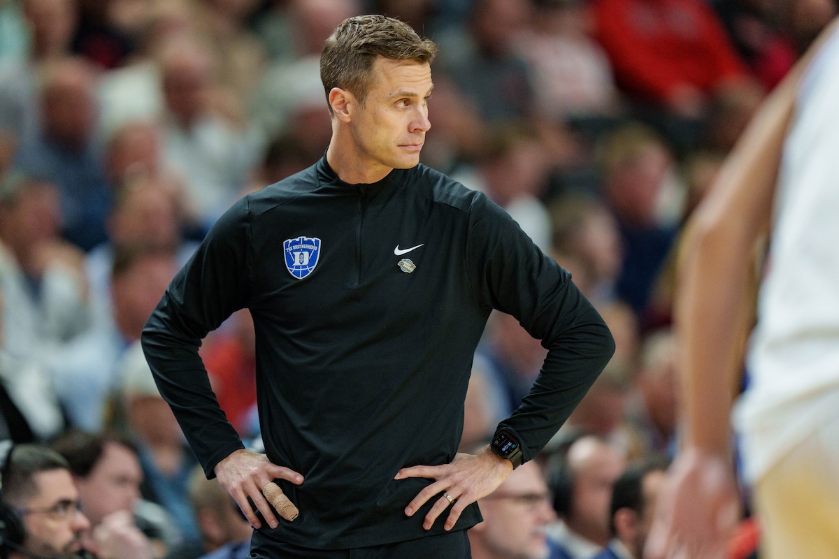 “Duke’s Jon Scheyer Stands Strong Against Siena’s Upset Bid – Defending Tradition and Victory!”