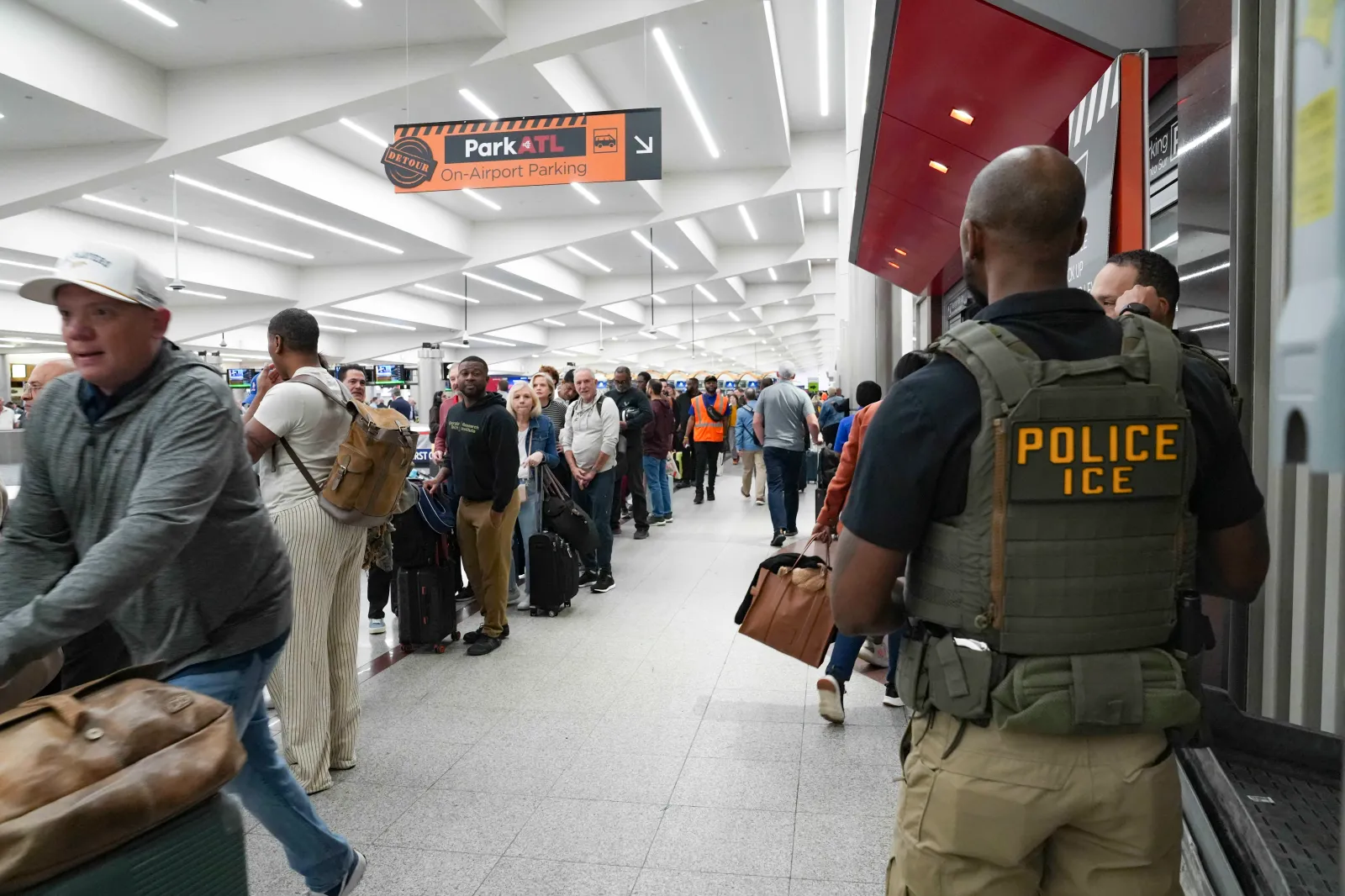 People All Making Same Point As Photo of ICE Agent at Airport Goes Viral