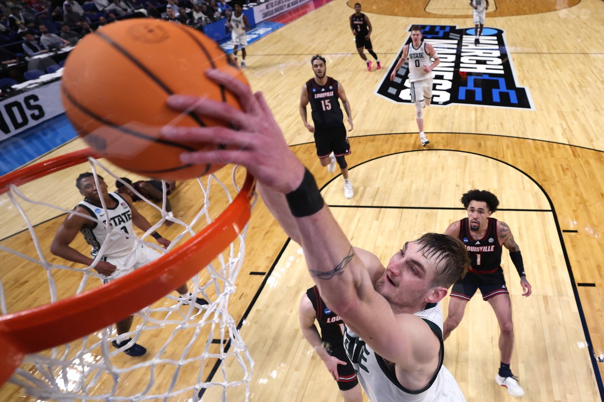 O famoso treinador de basquete universitário anuncia que não vai se aposentar.