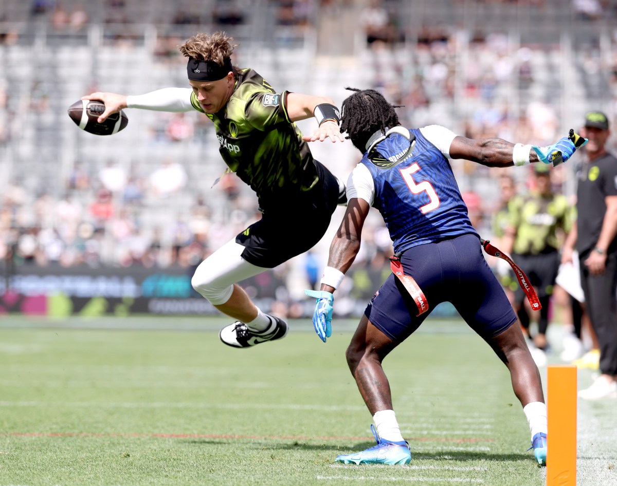 Joe Burrow teve as calças abaixadas durante um incidente de flag football.