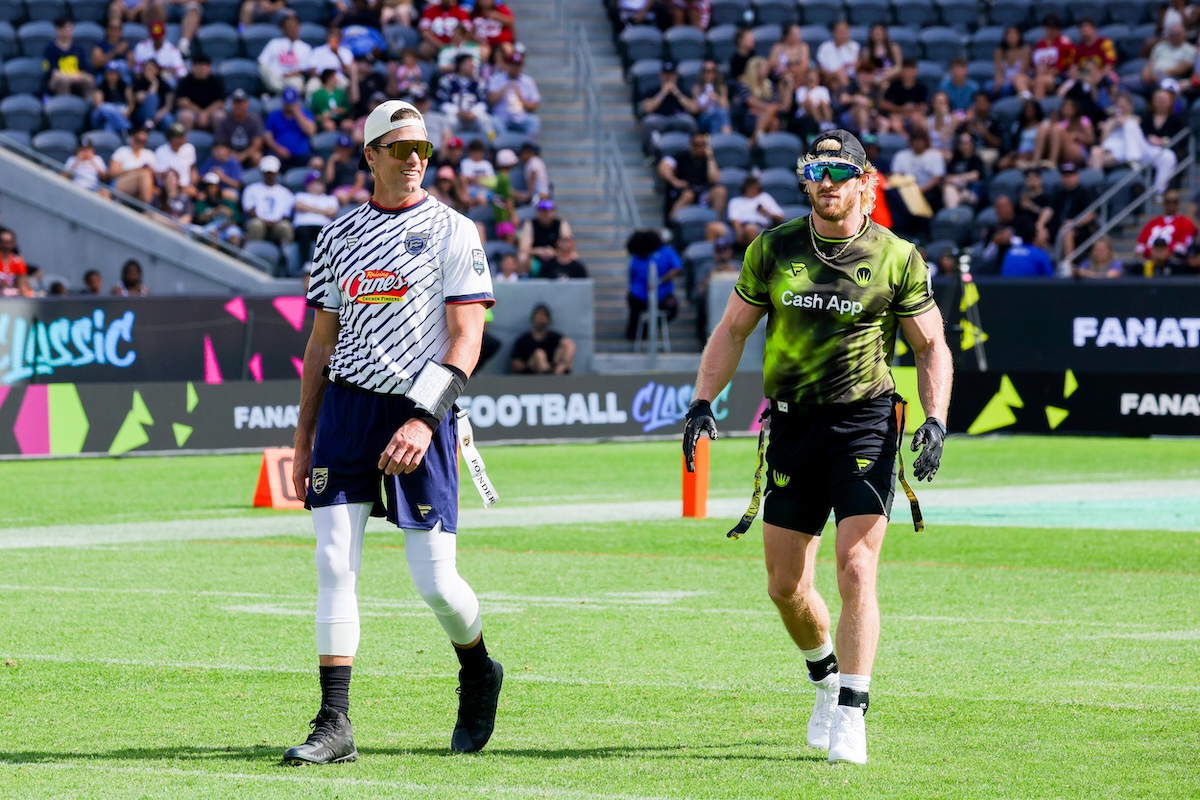 Os fãs reagem quando Tom Brady e Logan Paul ficam agitados no Flag Football Classic