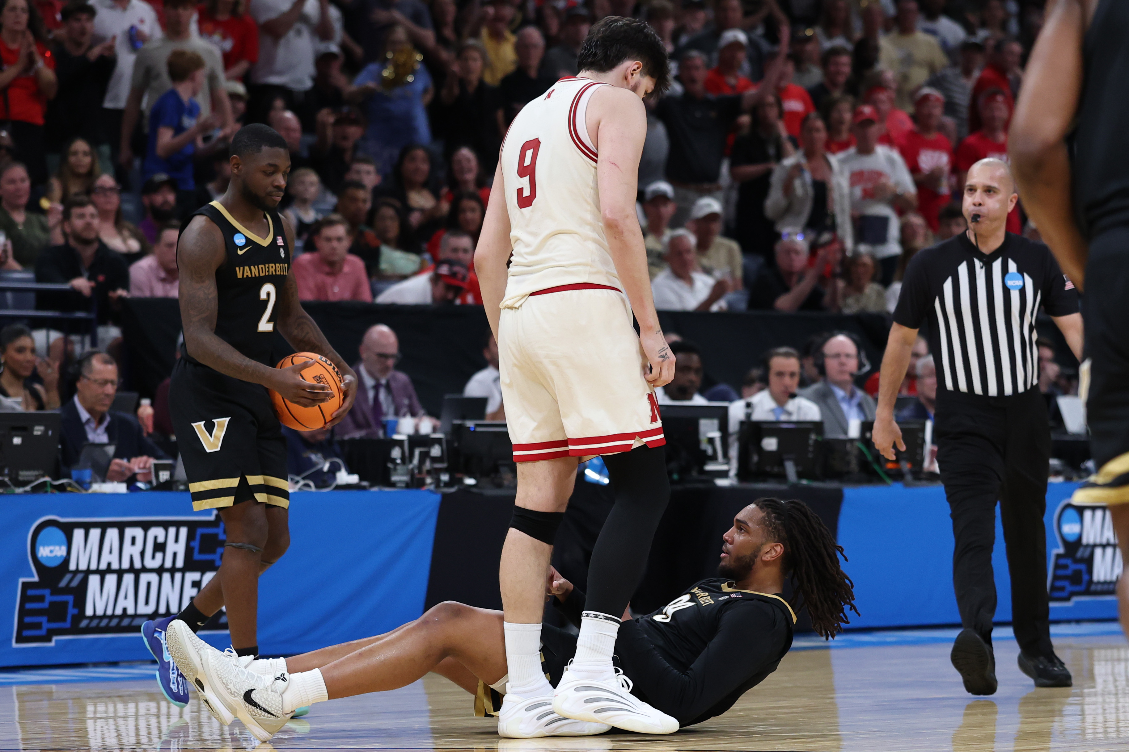Officials Missed Blatant Call in Nebraska's 2-Point Win Over Vanderbilt