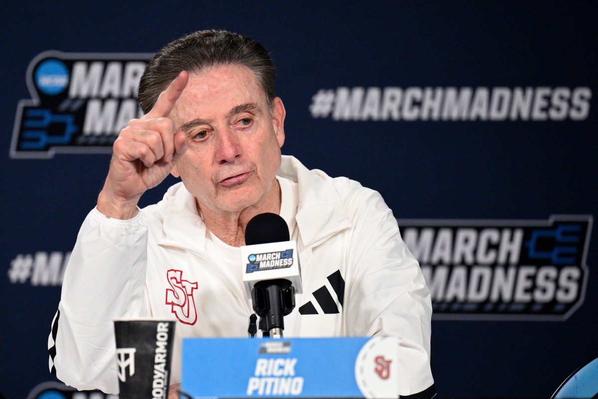 Rick Pitino revela o que Dylan Darling disse a ele antes do Buzzer-Beater no Kansas
