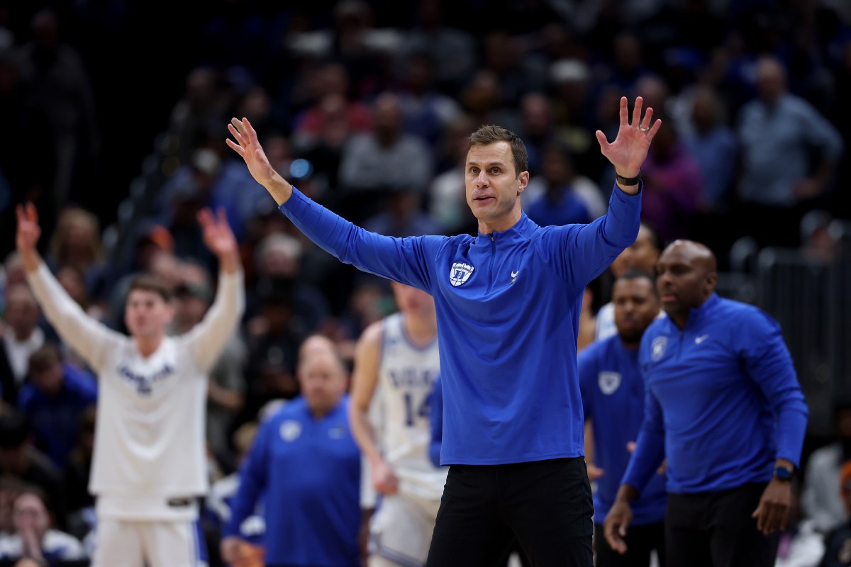Jon Scheyer's sideline reaction to Braylon Mullins' game-winner goes viral