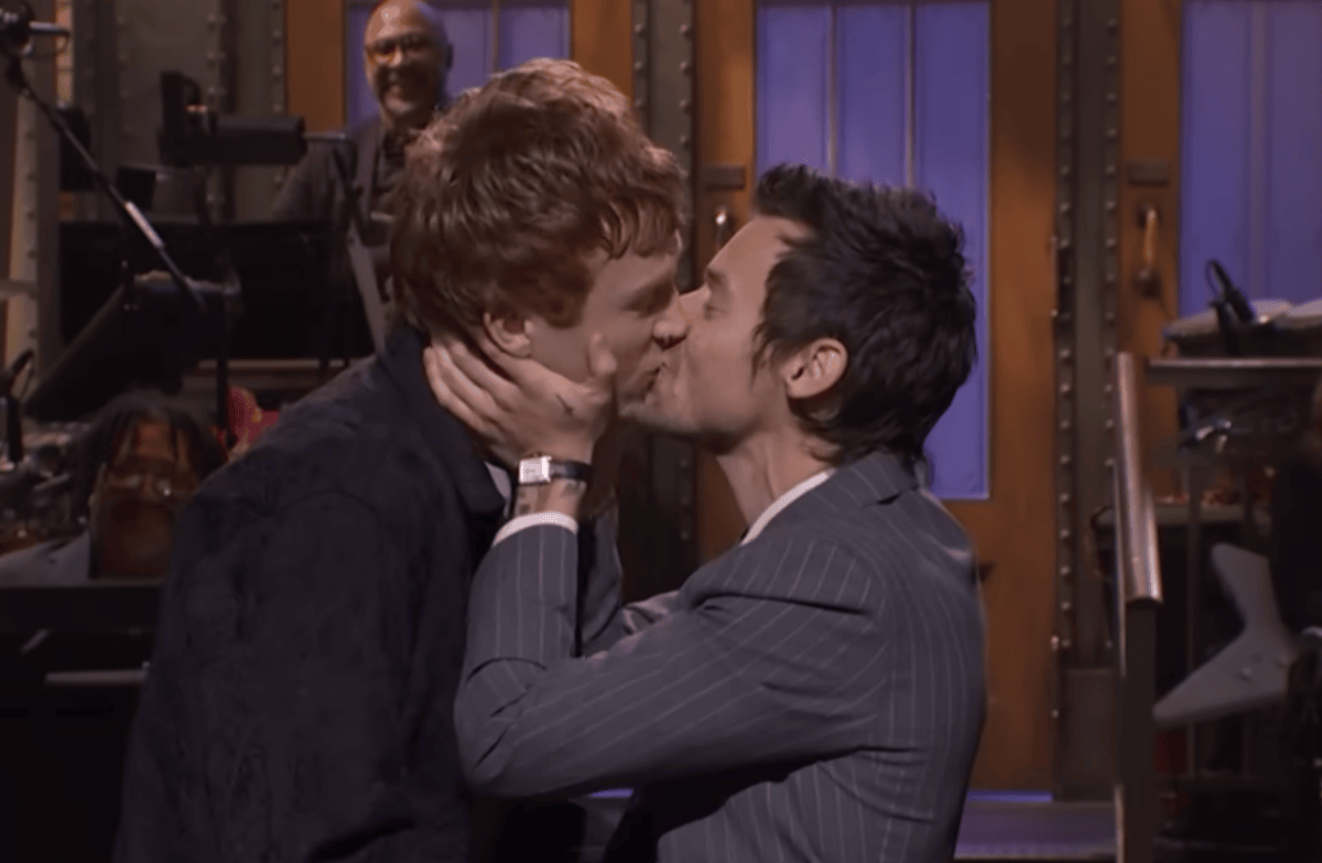 Harry Styles beija estrela de ‘SNL’ após reação de ‘Queerbaiting’