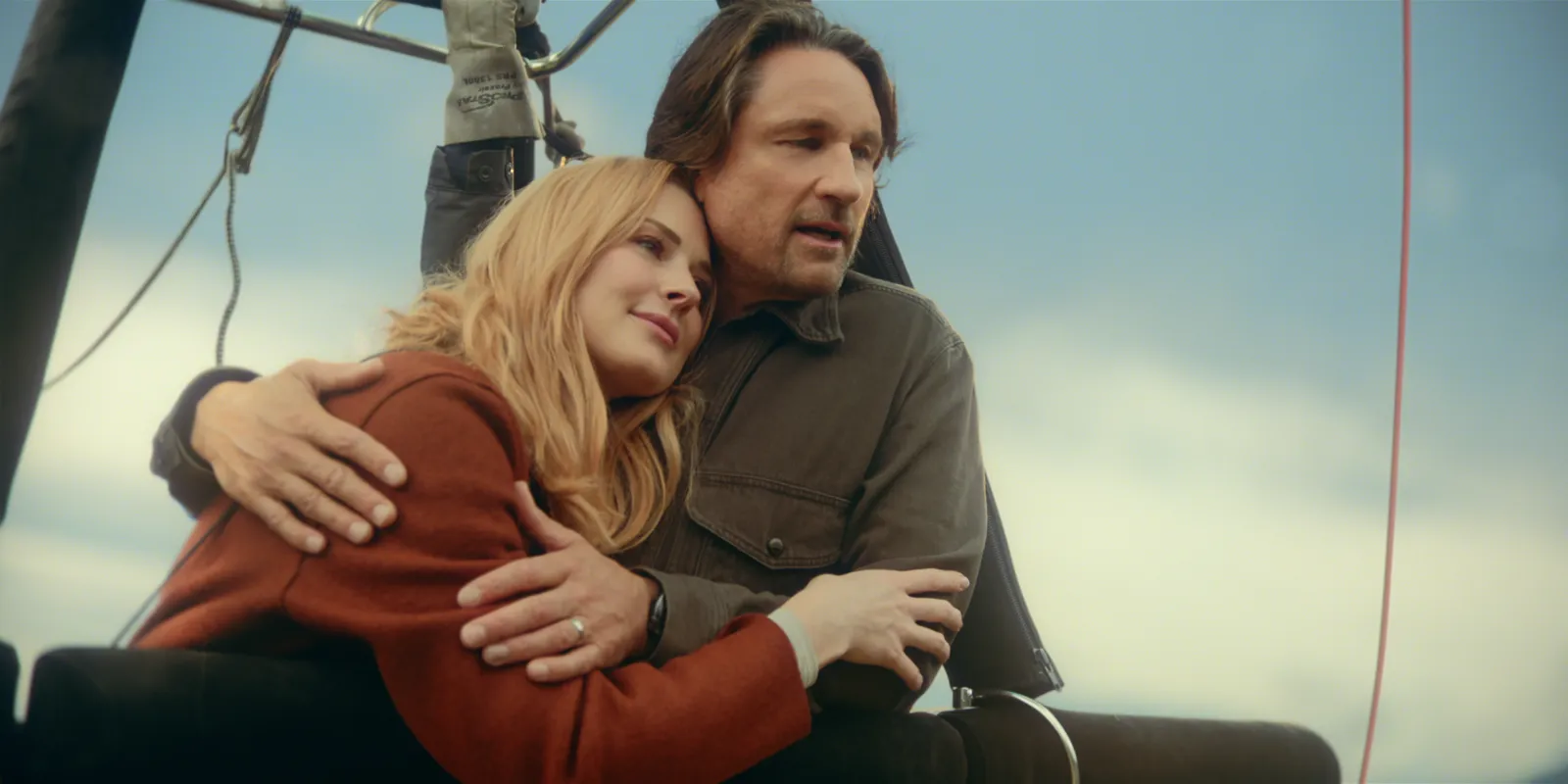 Virgin River S7. (L to R) Alexandra Breckenridge as Melinda Monroe and Martin Henderson as Jack Sheridan in Episode #701 of Virgin River S7. Cr. Courtesy of Netflix © 2025