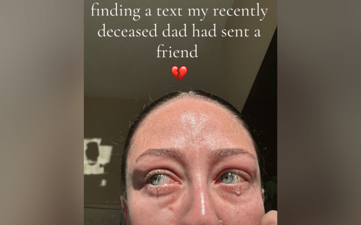 Woman discovers what dead dad texted friend about her—leaves her in tears